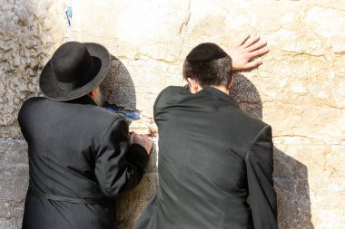 Jerusalem İsrail 14 Mayıs 2018 bilinmeyenli insanlar açık Batı dua eski Kudüs şehri akşam duvar.