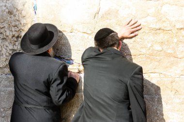 Jerusalem İsrail 14 Mayıs 2018 bilinmeyenli insanlar açık Batı dua eski Kudüs şehri akşam duvar.