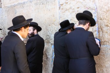 Jerusalem İsrail 14 Mayıs 2018 bilinmeyenli insanlar açık Batı dua eski Kudüs şehri akşam duvar.