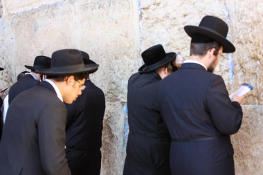 Jerusalem İsrail 14 Mayıs 2018 bilinmeyenli insanlar açık Batı dua eski Kudüs şehri akşam duvar.