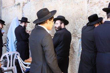 Jerusalem İsrail 14 Mayıs 2018 bilinmeyenli insanlar açık Batı dua eski Kudüs şehri akşam duvar.