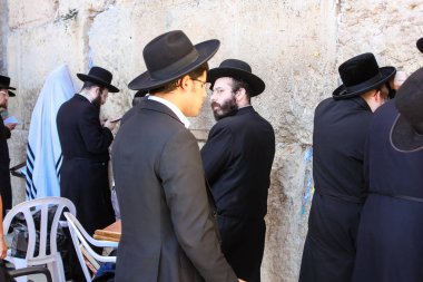 Jerusalem İsrail 14 Mayıs 2018 bilinmeyenli insanlar açık Batı dua eski Kudüs şehri akşam duvar.