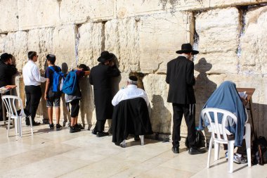 Jerusalem İsrail 14 Mayıs 2018 bilinmeyenli insanlar açık Batı dua eski Kudüs şehri akşam duvar.