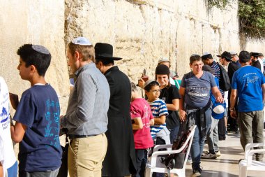 Jerusalem İsrail 14 Mayıs 2018 bilinmeyenli insanlar açık Batı dua eski Kudüs şehri akşam duvar.