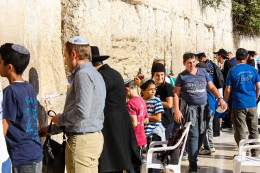 Jerusalem İsrail 14 Mayıs 2018 bilinmeyenli insanlar açık Batı dua eski Kudüs şehri akşam duvar.