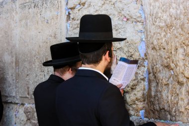 Jerusalem İsrail 14 Mayıs 2018 bilinmeyenli insanlar açık Batı dua eski Kudüs şehri akşam duvar.