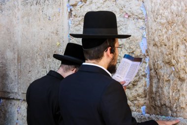 Jerusalem İsrail 14 Mayıs 2018 bilinmeyenli insanlar açık Batı dua eski Kudüs şehri akşam duvar.