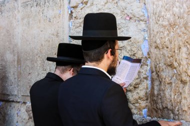 Jerusalem İsrail 14 Mayıs 2018 bilinmeyenli insanlar açık Batı dua eski Kudüs şehri akşam duvar.