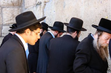 Jerusalem İsrail 14 Mayıs 2018 bilinmeyenli insanlar açık Batı dua eski Kudüs şehri akşam duvar.