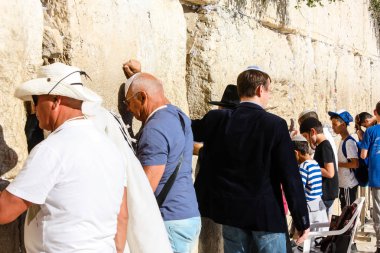 Jerusalem İsrail 14 Mayıs 2018 bilinmeyenli insanlar açık Batı dua eski Kudüs şehri akşam duvar.