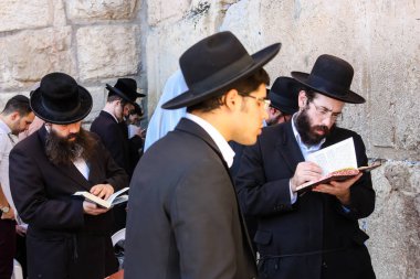 Jerusalem İsrail 14 Mayıs 2018 bilinmeyenli insanlar açık Batı dua eski Kudüs şehri akşam duvar.