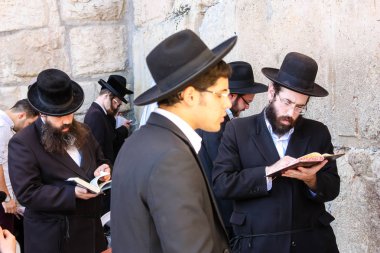 Jerusalem İsrail 14 Mayıs 2018 bilinmeyenli insanlar açık Batı dua eski Kudüs şehri akşam duvar.