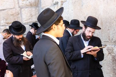 Jerusalem İsrail 14 Mayıs 2018 bilinmeyenli insanlar açık Batı dua eski Kudüs şehri akşam duvar.