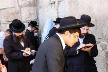 Jerusalem İsrail 14 Mayıs 2018 bilinmeyenli insanlar açık Batı dua eski Kudüs şehri akşam duvar.