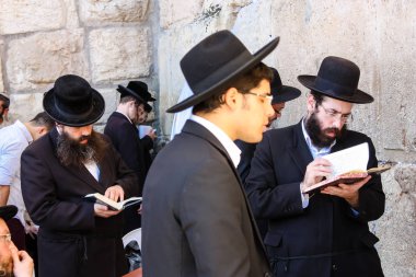 Jerusalem İsrail 14 Mayıs 2018 bilinmeyenli insanlar açık Batı dua eski Kudüs şehri akşam duvar.