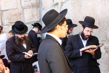 Jerusalem İsrail 14 Mayıs 2018 bilinmeyenli insanlar açık Batı dua eski Kudüs şehri akşam duvar.