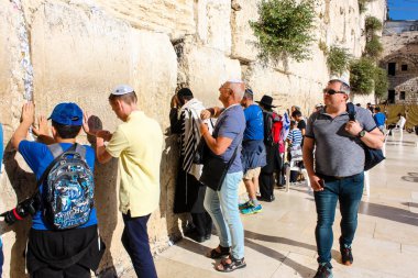 Jerusalem İsrail 14 Mayıs 2018 bilinmeyenli insanlar açık Batı dua eski Kudüs şehri akşam duvar.
