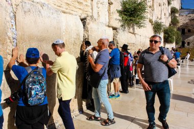Jerusalem İsrail 14 Mayıs 2018 bilinmeyenli insanlar açık Batı dua eski Kudüs şehri akşam duvar.