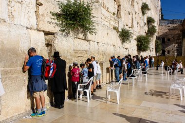 Jerusalem İsrail 14 Mayıs 2018 bilinmeyenli insanlar açık Batı dua eski Kudüs şehri akşam duvar.