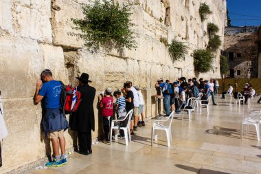 Jerusalem İsrail 14 Mayıs 2018 bilinmeyenli insanlar açık Batı dua eski Kudüs şehri akşam duvar.