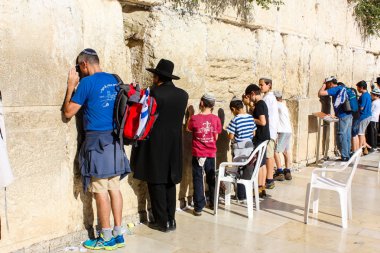 Jerusalem İsrail 14 Mayıs 2018 bilinmeyenli insanlar açık Batı dua eski Kudüs şehri akşam duvar.