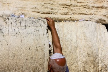 Jerusalem İsrail 14 Mayıs 2018 bilinmeyenli insanlar açık Batı dua eski Kudüs şehri akşam duvar.