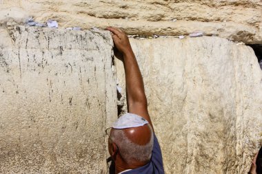 Jerusalem İsrail 14 Mayıs 2018 bilinmeyenli insanlar açık Batı dua eski Kudüs şehri akşam duvar.