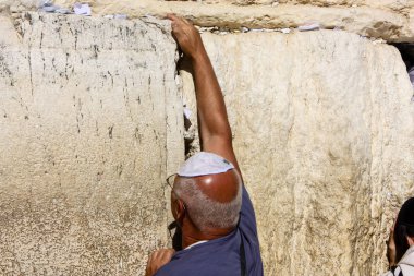 Jerusalem İsrail 14 Mayıs 2018 bilinmeyenli insanlar açık Batı dua eski Kudüs şehri akşam duvar.