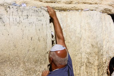 Jerusalem İsrail 14 Mayıs 2018 bilinmeyenli insanlar açık Batı dua eski Kudüs şehri akşam duvar.