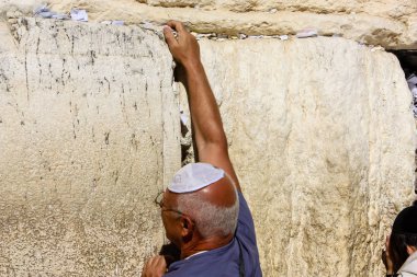 Jerusalem İsrail 14 Mayıs 2018 bilinmeyenli insanlar açık Batı dua eski Kudüs şehri akşam duvar.