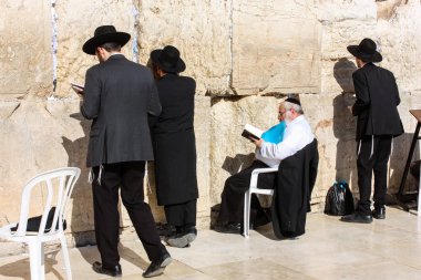 Jerusalem İsrail 14 Mayıs 2018 bilinmeyenli insanlar açık Batı dua eski Kudüs şehri akşam duvar.