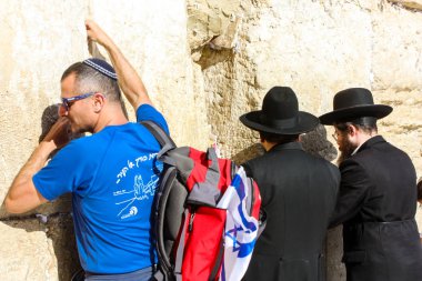 Jerusalem İsrail 14 Mayıs 2018 bilinmeyenli insanlar açık Batı dua eski Kudüs şehri akşam duvar.