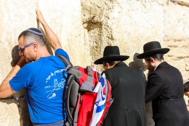 Jerusalem İsrail 14 Mayıs 2018 bilinmeyenli insanlar açık Batı dua eski Kudüs şehri akşam duvar.
