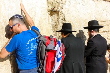 Jerusalem İsrail 14 Mayıs 2018 bilinmeyenli insanlar açık Batı dua eski Kudüs şehri akşam duvar.