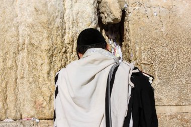 Jerusalem İsrail 14 Mayıs 2018 bilinmeyenli insanlar açık Batı dua eski Kudüs şehri akşam duvar.