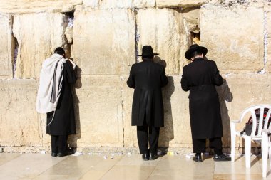 Jerusalem İsrail 14 Mayıs 2018 bilinmeyenli insanlar açık Batı dua eski Kudüs şehri akşam duvar.