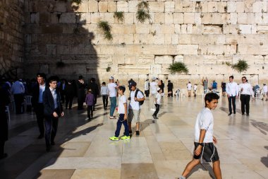 Jerusalem İsrail 14 Mayıs 2018 bilinmeyenli insanlar açık Batı dua eski Kudüs şehri akşam duvar.