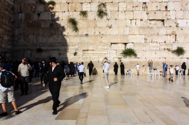 Jerusalem İsrail 14 Mayıs 2018 bilinmeyenli insanlar açık Batı dua eski Kudüs şehri akşam duvar.
