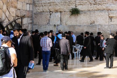 Jerusalem İsrail 14 Mayıs 2018 bilinmeyenli insanlar açık Batı dua eski Kudüs şehri akşam duvar.