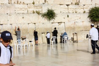 Jerusalem İsrail 14 Mayıs 2018 bilinmeyenli insanlar açık Batı dua eski Kudüs şehri akşam duvar.