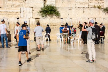 Jerusalem İsrail 14 Mayıs 2018 bilinmeyenli insanlar açık Batı dua eski Kudüs şehri akşam duvar.