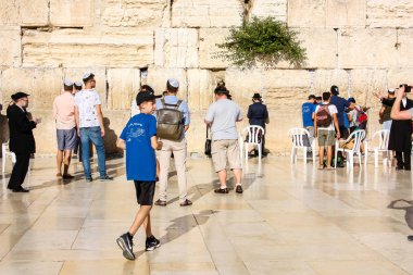 Jerusalem İsrail 14 Mayıs 2018 bilinmeyenli insanlar açık Batı dua eski Kudüs şehri akşam duvar.