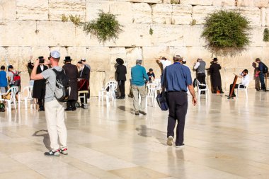 Jerusalem İsrail 14 Mayıs 2018 bilinmeyenli insanlar açık Batı dua eski Kudüs şehri akşam duvar.