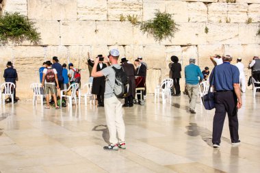 Jerusalem İsrail 14 Mayıs 2018 bilinmeyenli insanlar açık Batı dua eski Kudüs şehri akşam duvar.