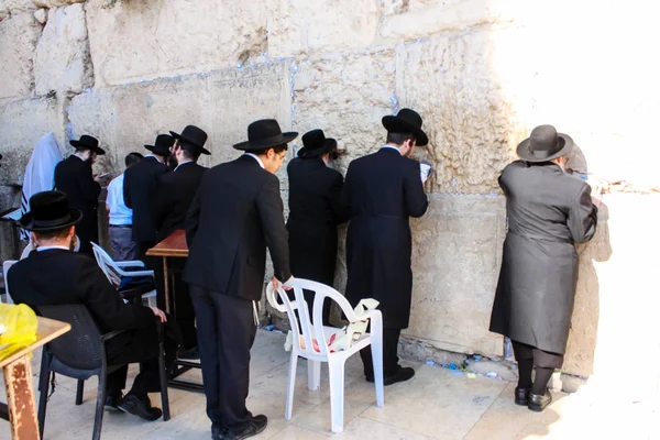 Jerusalem İsrail 14 Mayıs 2018 bilinmeyenli insanlar açık Batı dua eski Kudüs şehri akşam duvar.