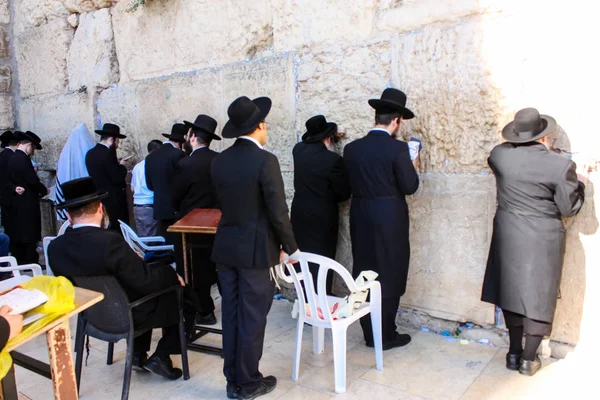 Иерусалим Израиль Май 2018 Неизвестные Молятся Перед Западной Стеной Старом — стоковое фото