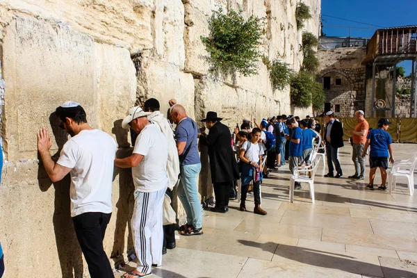 Jerusalem İsrail 14 Mayıs 2018 bilinmeyenli insanlar açık Batı dua eski Kudüs şehri akşam duvar.