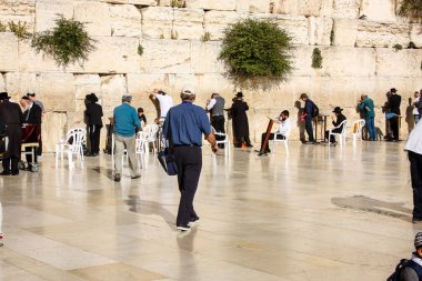 Jerusalem İsrail 14 Mayıs 2018 bilinmeyenli insanlar açık Batı dua eski Kudüs şehri akşam duvar.