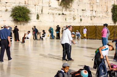 Jerusalem İsrail 14 Mayıs 2018 bilinmeyenli insanlar açık Batı dua eski Kudüs şehri akşam duvar.