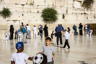Jerusalem İsrail 14 Mayıs 2018 bilinmeyenli insanlar açık Batı dua eski Kudüs şehri akşam duvar.